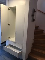 Treppen-Einbauschrank und Schublade