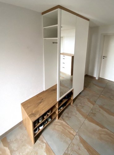 Garderobe - weiß seidenmatt - Holzdekor