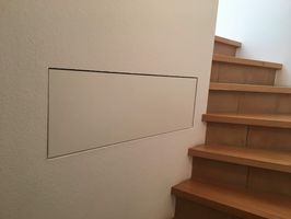 Treppen-Einbauschrank und Schublade