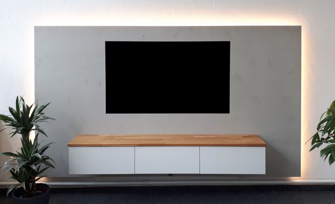 TV Wand mit Echtholzrahmen als Klangkörper