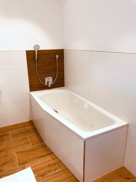 Badewanne mit Holzdekor-Wandkonsole