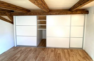 Angepasster Dachschrägenschrank