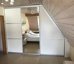 Dachschrägen-Kleiderschrank mit Spiegel