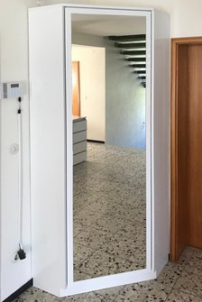 Eckschrank mit Spiegeltür