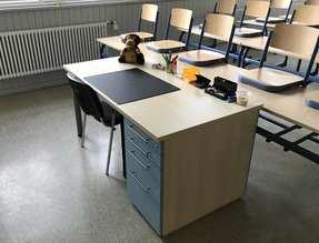 Schreibtisch mit Schubladen