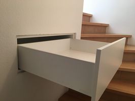 Treppen-Einbauschrank und Schublade